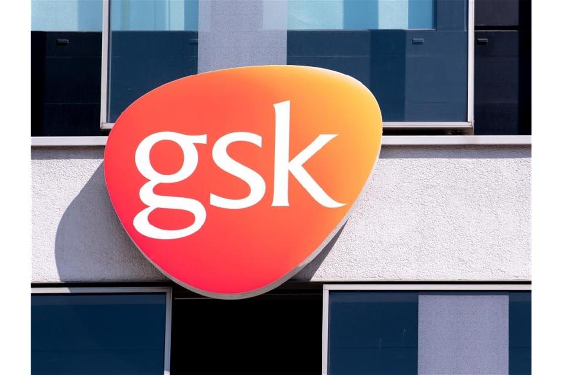 Pharmakonzern GlaxoSmithKline legt zu Das Logo von Glaxosmithkline ist am deutschen Firmensitz in München. Foto: Sven Hoppe/dpa