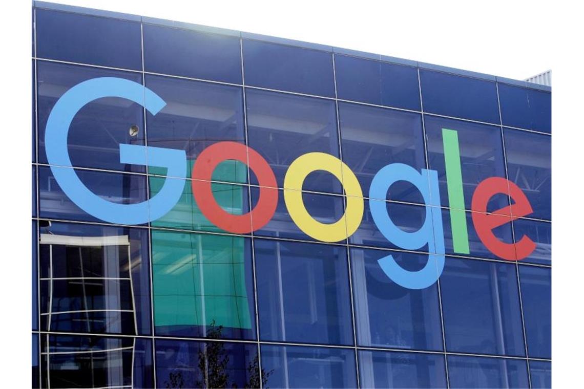 Das Logo von Google an der Fassade des Hauptsitzes des Mutterkonzerns Alphabet. Foto: Jeff Chiu/AP/dpa/Archivbild