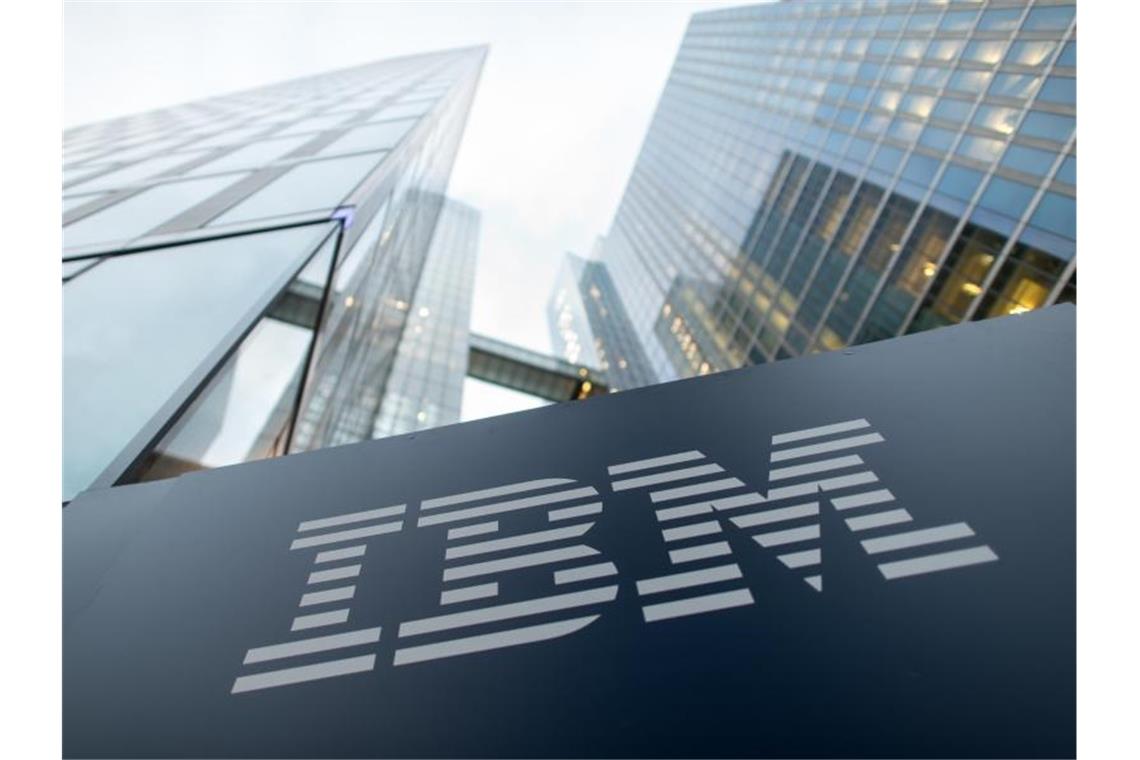 Das Logo von IBM. Foto: picture alliance / Matthias Balk/dpa/Archivbild