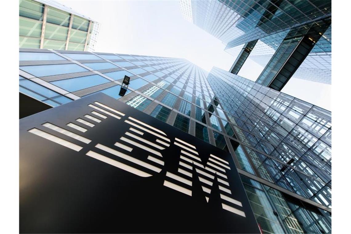 Das Logo von IBM ist am Eingang eines der Highlight Towers zu sehen. Foto: picture alliance / Matthias Balk/dpa/Archivbild
