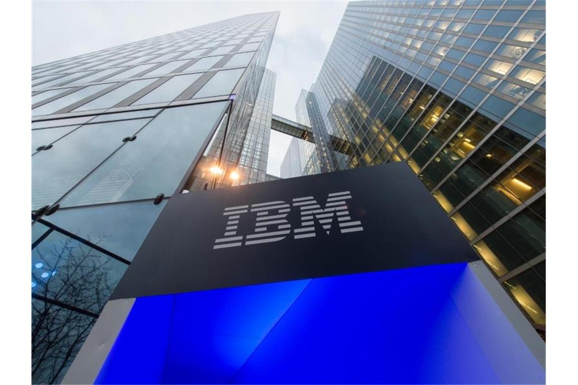Das Logo von IBM ist an einem Eingang zu den Highlight Towers in München (Bayern) zu sehen. Foto: picture alliance / Matthias Balk/dpa/Archiv