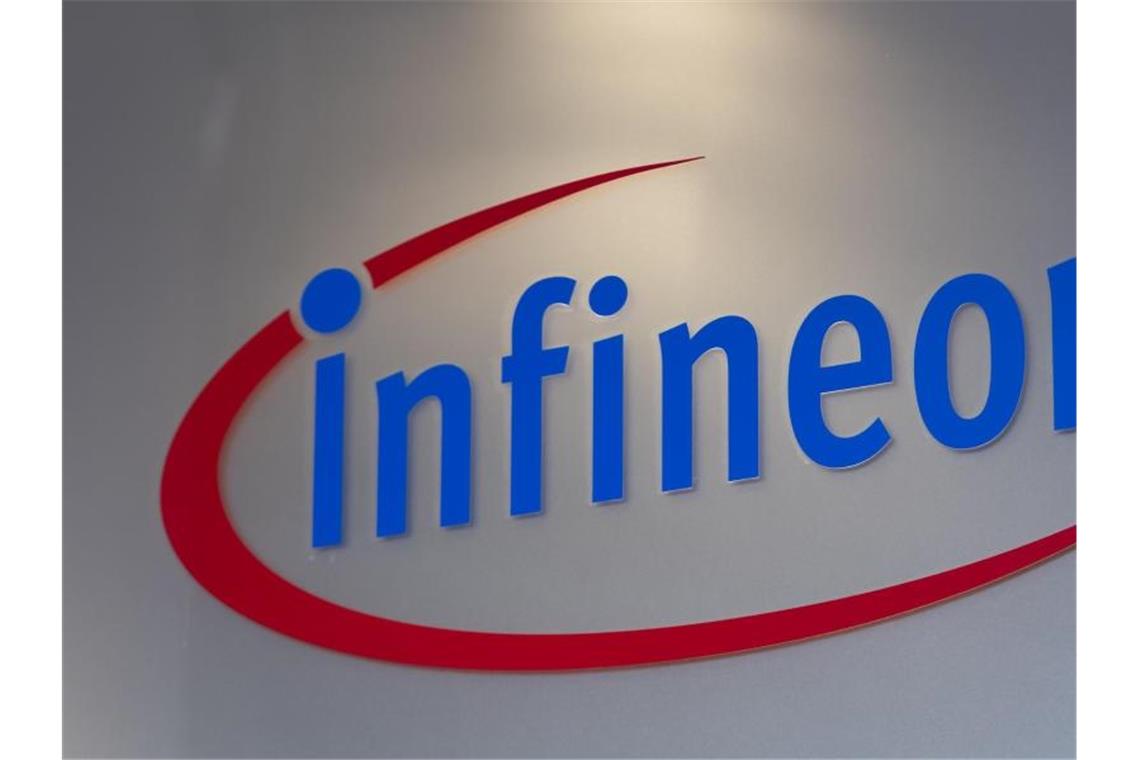 Chipkrise: Infineon verdreifacht Gewinn Das Logo von Infineon ist am Firmeneingang zu sehen. Foto: Matthias Rietschel/dpa-Zentralbild/dpa/Archivbild