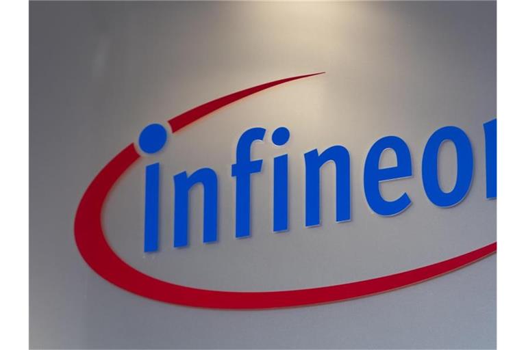 Das Logo von Infineon ist am Firmeneingang zu sehen. Foto: Matthias Rietschel/dpa-Zentralbild/dpa/Archivbild