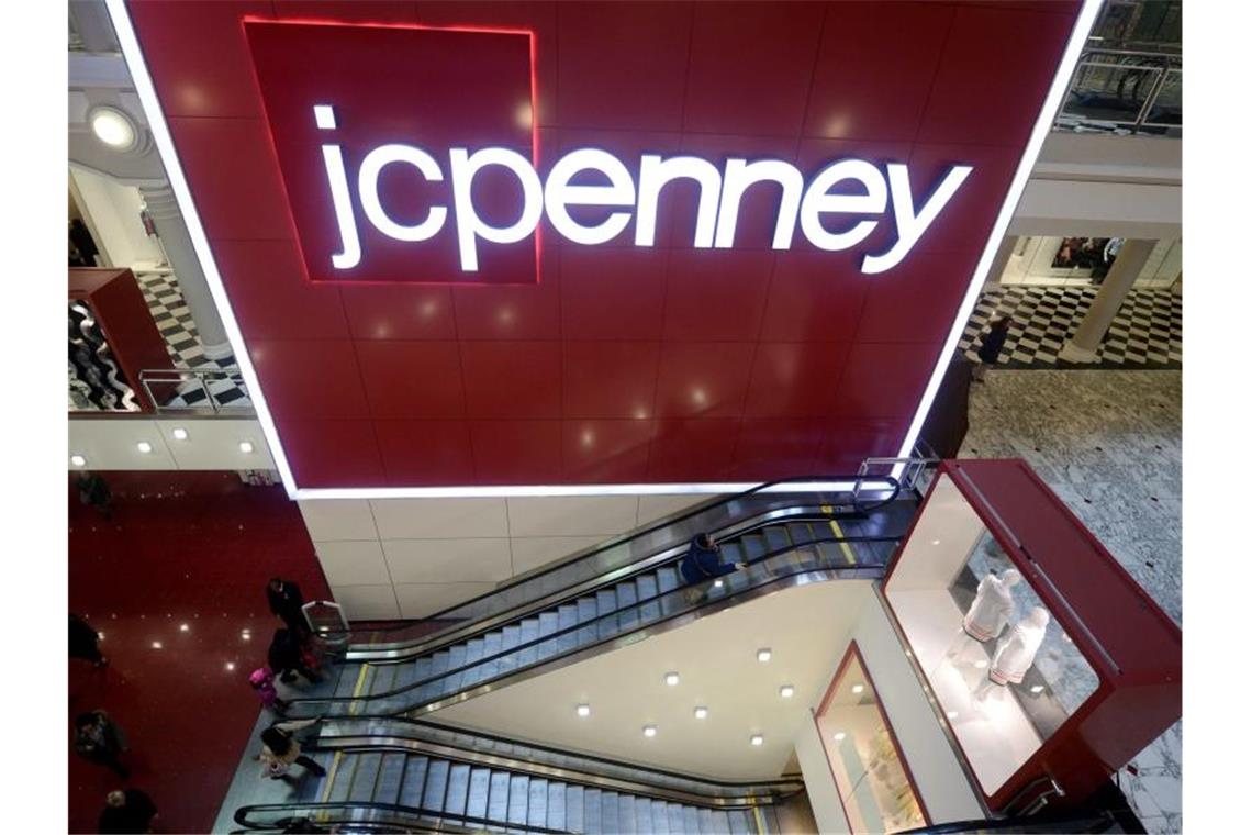 Das Logo von J.C. Penney in einem Warenhaus in New York. Foto: Andrew Gombert/EPA/dpa