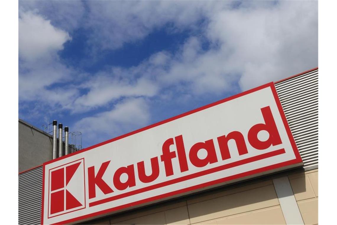 Das Logo von "Kaufland" an einer Filiale der Supermarktkette. Foto: Jens Wolf/Archiv