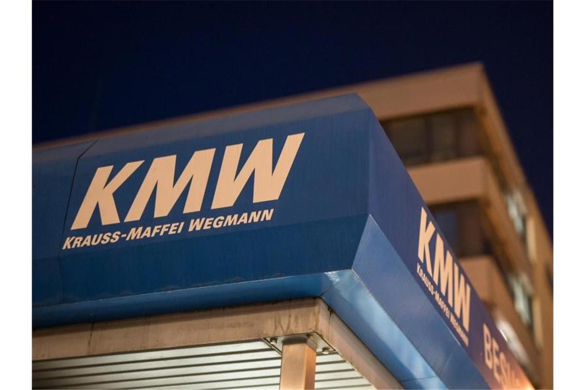 Das Logo von Krauss-Maffei Wegmann am Werk des Rüstungsunternehmens in München. Foto: picture alliance/dpa/Archivbild