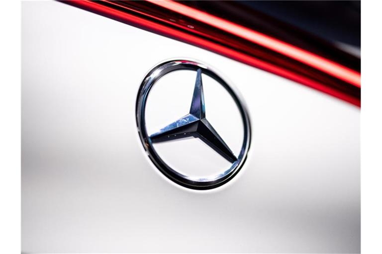 Das Logo von Mercedes-Benz am Heck eines Fahrzeugs. Foto: Matthias Balk/dpa/Archivbild