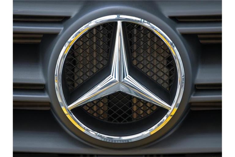 Das Logo von Mercedes Benz. Foto: Patrick Pleul/dpa-Zentralbild/ZB/Archivbild