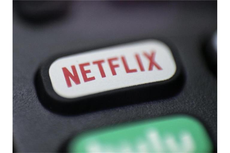 Das Logo von Netflix auf einer Fernbedienung. Foto: Jenny Kane/AP/dpa