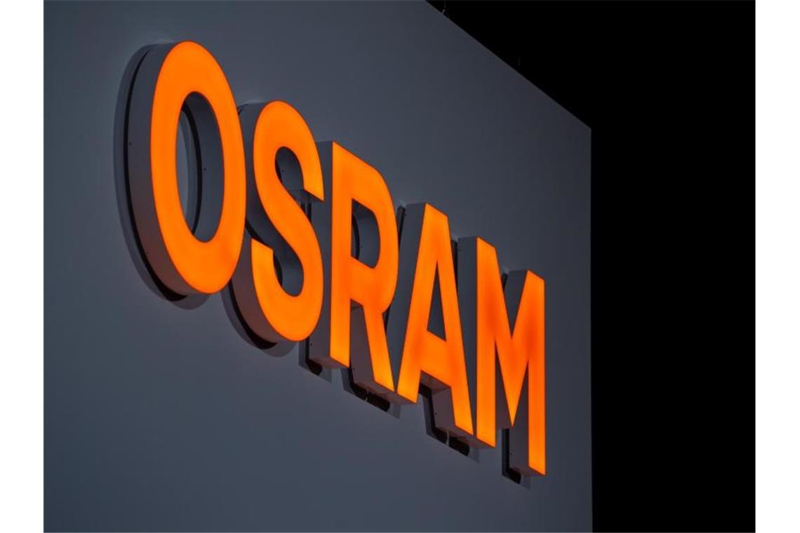 Osrams Geschäfte laufen wieder besser Das Logo von Osram hängt auf der Hauptversammlung von Osram im Kongresszentrum der Messe. Foto: Sven Hoppe/dpa