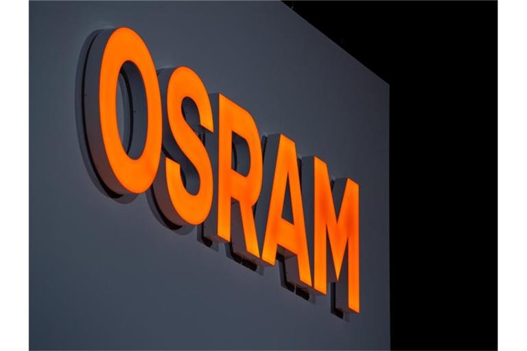 Das Logo von Osram hängt auf der Hauptversammlung von Osram im Kongresszentrum der Messe. Foto: Sven Hoppe/dpa