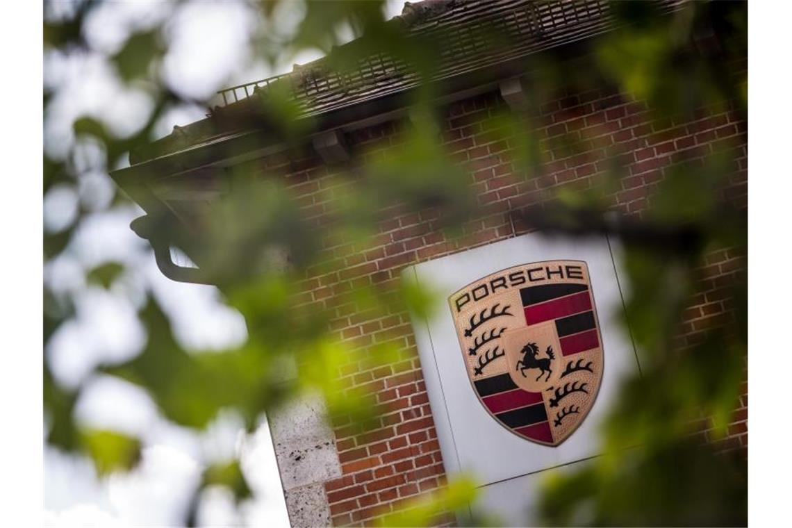 Trendwende in China bringt Porsche-Absatz wieder ins Plus Das Logo von Porsche ist an einem Gebäude zu sehen. Foto: Christoph Schmidt/Archivbild