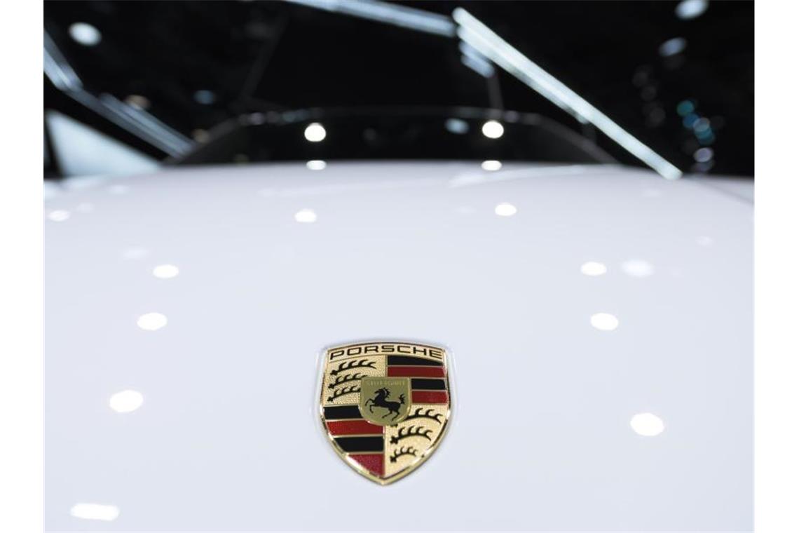 Das Logo von Porsche ist auf einer Motorhaube zu sehen. Foto: Silas Stein/dpa/Symbolbild