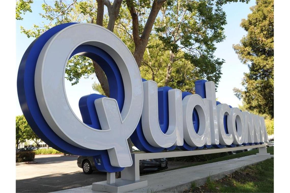 EU verhängt 242 Millionen Euro Strafe gegen Qualcomm Das Logo von Qualcomm ist vor einem Standort des Chipkonzerns inn Santa Clara zu sehen. Foto: Andrej Sokolow