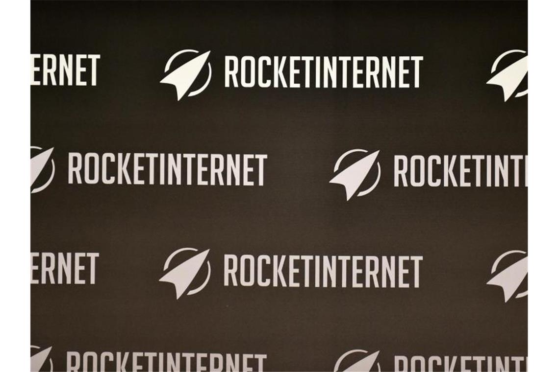 Das Logo von Rocket Internet in Berlin während einer Jahreshauptversammlung (Archiv). Foto: Jens Kalaene