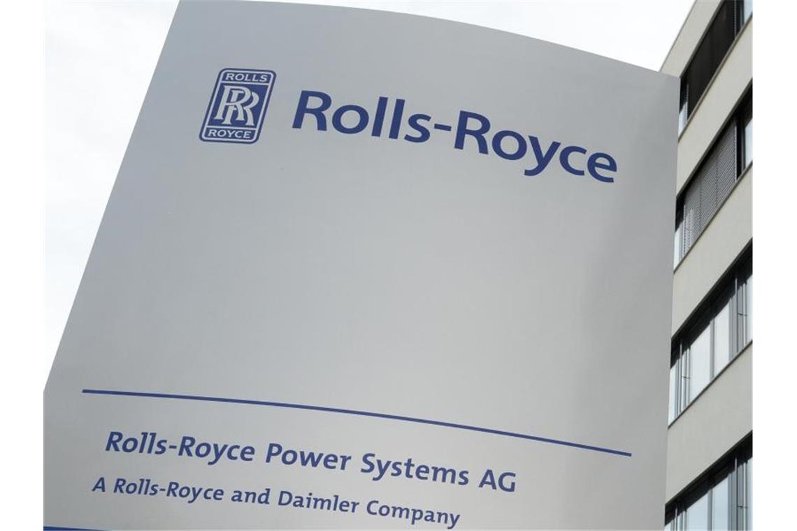 Rolls-Royce Power Systems baut auf starken Auftragsbestand Das Logo von Rolls-Royce Power Systems AG, aufgenommen vor dem Verwaltungsgebäude. Foto: Felix Kästle/Archivbild