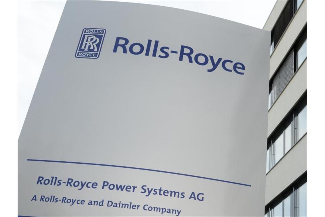 Das Logo von Rolls-Royce Power Systems AG, aufgenommen vor dem Verwaltungsgebäude. Foto: Felix Kästle/dpa/Archivbild