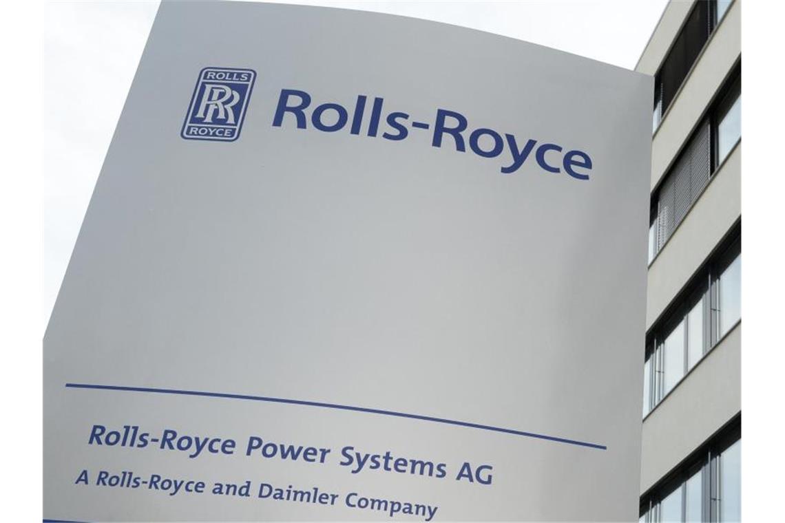 Rolls-Royce Power Systems rechnet mit herausforderndem Jahr Das Logo von Rolls-Royce Power Systems AG, aufgenommen vor dem Verwaltungsgebäude. Foto: Felix Kästle/dpa/Archivbild