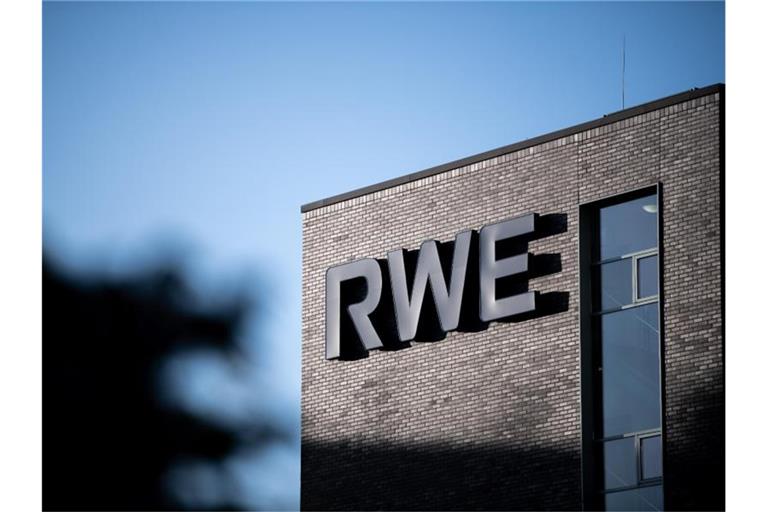 Das Logo von RWE ist an der Fassade eines Gebäudes auf dem RWE Campus in Essen zu sehen. Foto: Fabian Strauch/dpa