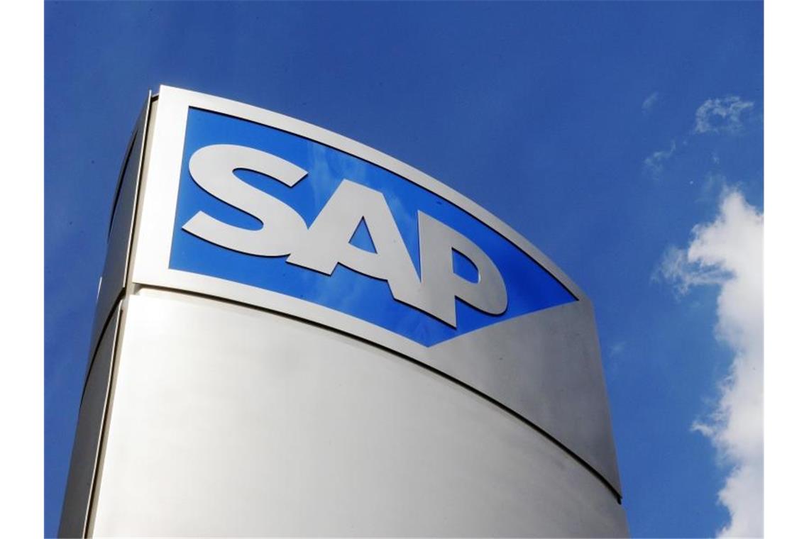 SAP baut Forschungszentrum am Campus der TU München Das Logo von SAP ist an einem Gebäude am Konzernsitz Walldorf zu sehen. Foto: Uli Deck/dpa/Archivbild