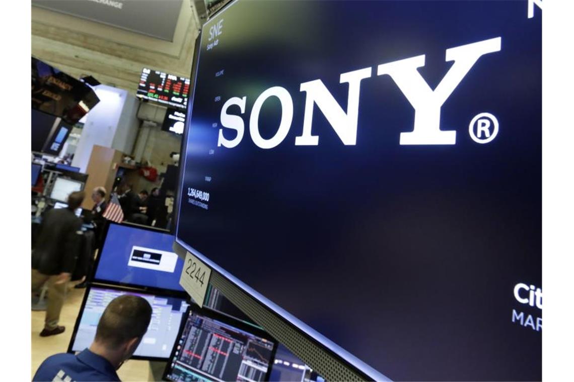 Das Logo von Sony ist auf dem Börsenparkett der New York Stock Exchange auf einem Bildschirm zu sehen. Foto: Richard Drew/AP/dpa
