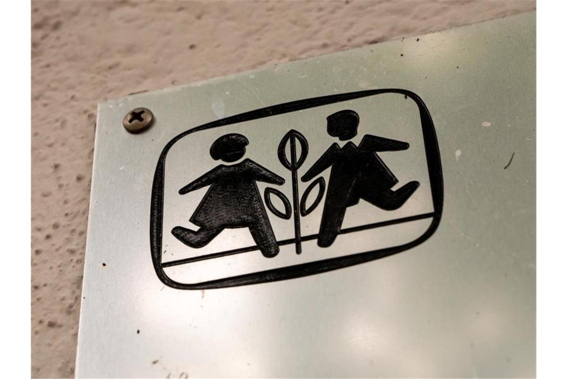 Übergriffe im SOS-Kinderdorf - Kommission eingerichtet Das Logo von SOS Kinderdorf: Nach Berichten über Übergriffe auf Kinder und Jugendliche ist eine unabhängige Untersuchungskommission eingerichtet worden. Foto: Peter Kneffel/dpa