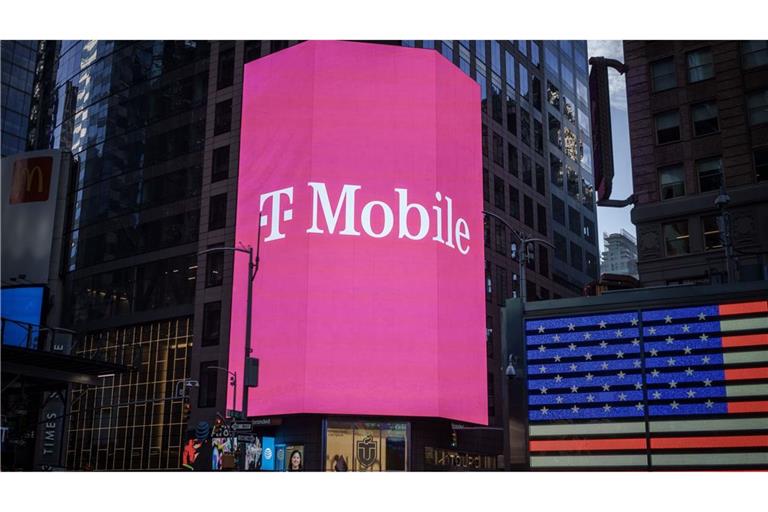 Das Logo von T-Mobile US, aufgenommen in Manhattan. Die Deutsche-Telekom-Tochter T-Mobile US gibt unter dem Druck der amerikanischen Regierung ihre Diversitäts-Initiativen komplett auf (Archivfoto).