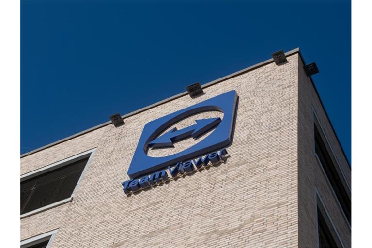 Das Logo von Teamviewer hängt an der Fassade eines Gebäudes. Foto: Stefan Puchner/dpa/Archiv