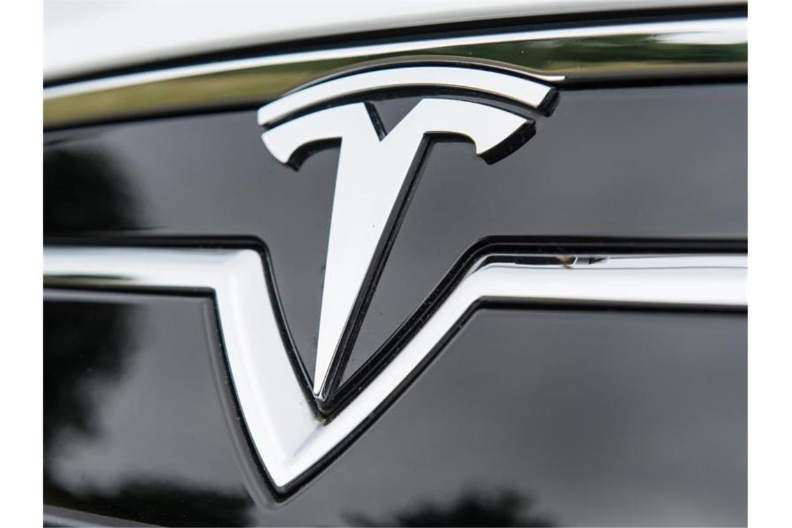Tesla bei Crash in Texas wohl doch nicht fahrerlos Das Logo von Tesla auf einem Model S. (Archivbild). Foto: Patrick Seeger/dpa