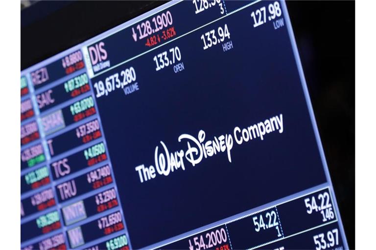 Das Logo von „The Walt Disney Company“ erscheint über einem Handelsposten auf dem Parkett der New Yorker Börse. Foto: Richard Drew/AP/dpa