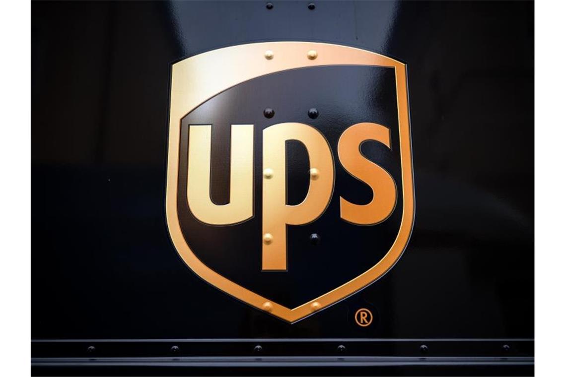 Das Logo von UPS an einem Transporter. Foto: Sina Schuldt/dpa