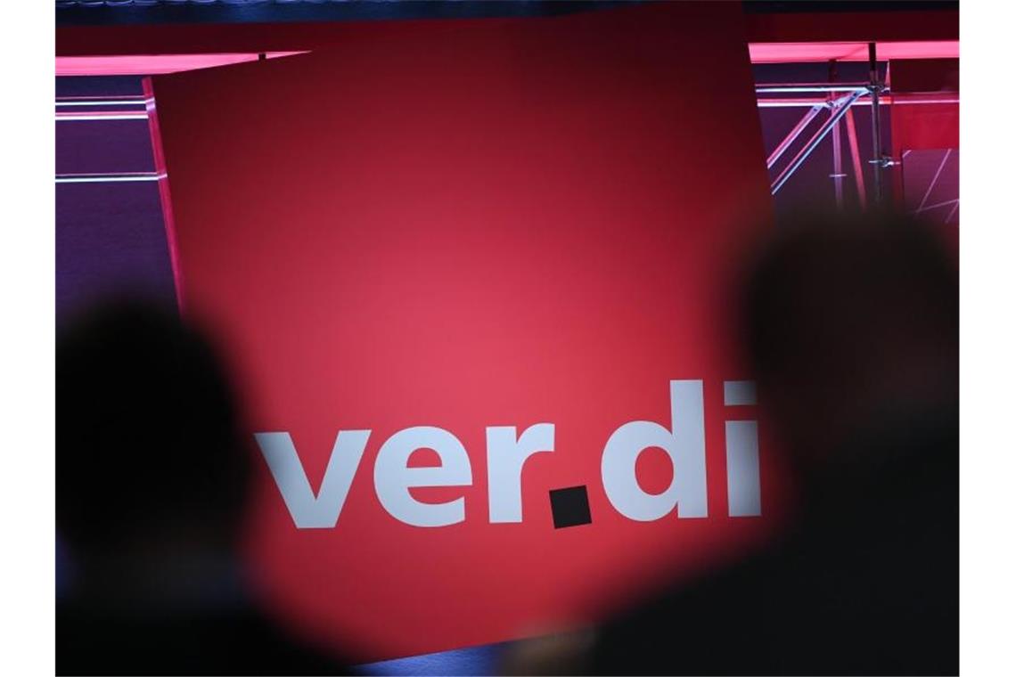 Das Logo von Verdi auf einem Kongress. Foto: Hendrik Schmidt/zb/dpa