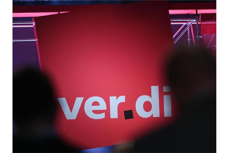 Das Logo von Verdi auf einem Kongress. Foto: Hendrik Schmidt/zb/dpa
