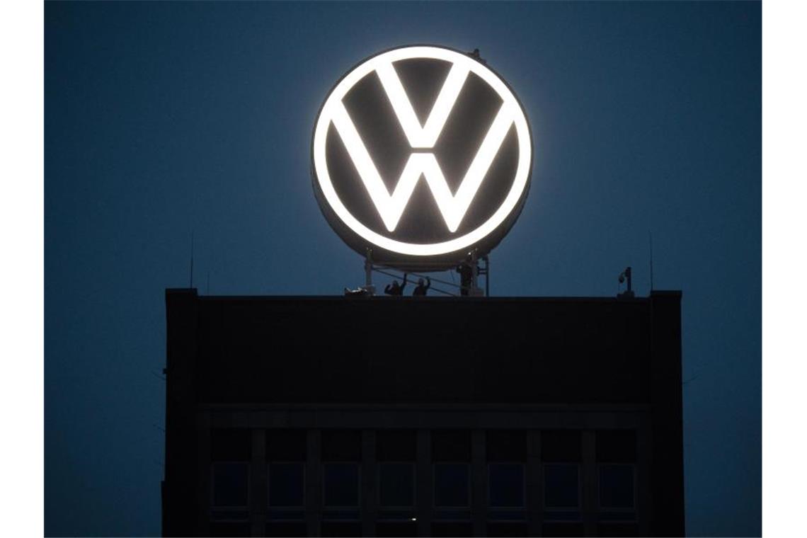 Das Logo von Volkswagen auf dem Markenhochhaus des Konzerns in Wolfsburg. Foto: Julian Stratenschulte