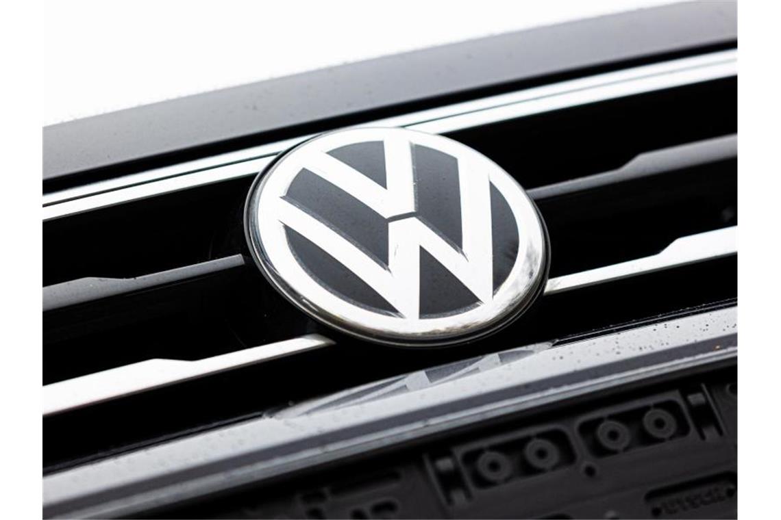 VW: Börsengang von Porsche könnte bis Jahresende stehen Das Logo von Volkswagen ist an einem Fahrzeug zu sehen. Foto: Moritz Frankenberg/dpa