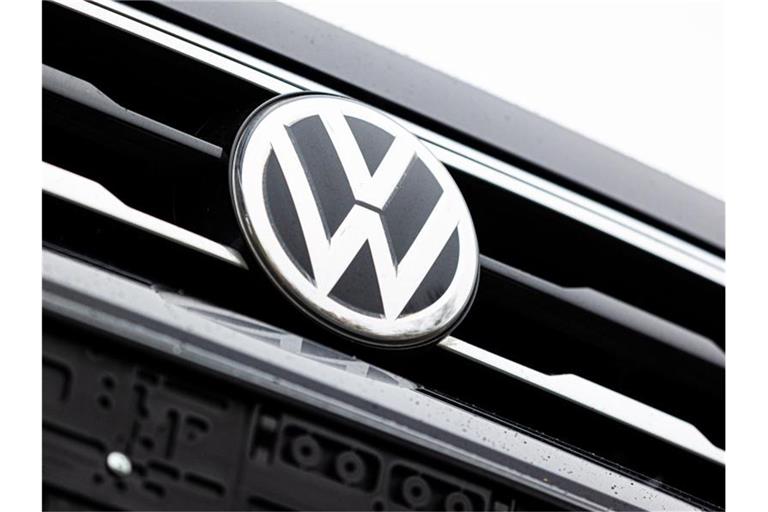 Das Logo von Volkswagen ist an einem Fahrzeug zu sehen. Foto: Moritz Frankenberg/dpa/Symbolbild