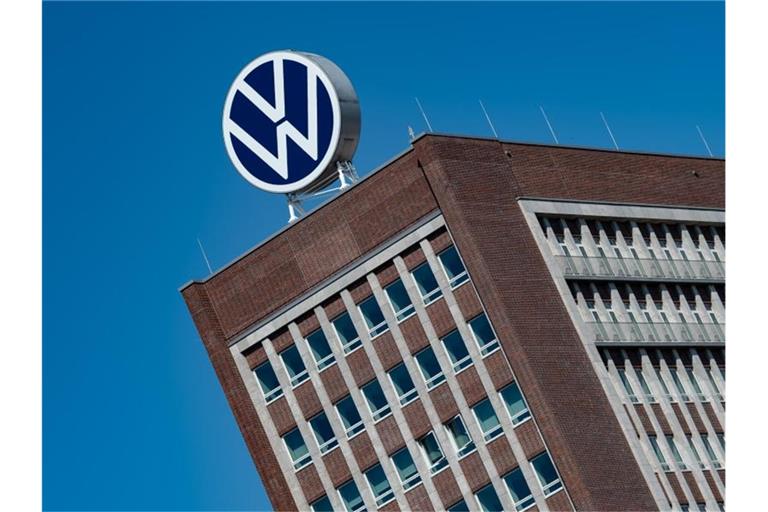 Das Logo von Volkswagen ist auf dem Dach des Markenhochhauses auf dem Werksgelände zu sehen. Foto: Swen Pförtner/dpa