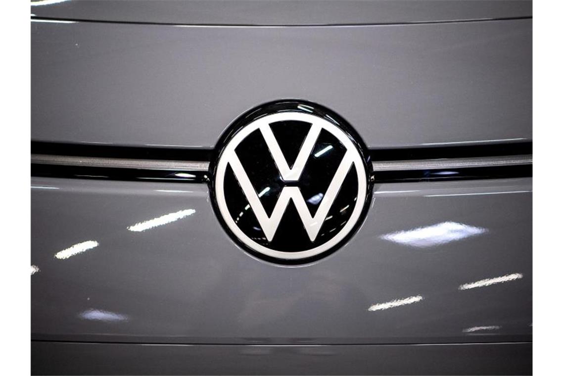 Volkswagen drückt bei Elektroautos aufs Tempo Das Logo von VW steckt am Elektroauto ID.3. Volkswagen will im Markt für E-Autos zum Weltmarktführer werden und damit Konkurrenten wie den US-Konzern Tesla abhängen. Foto: Sina Schuldt/dpa