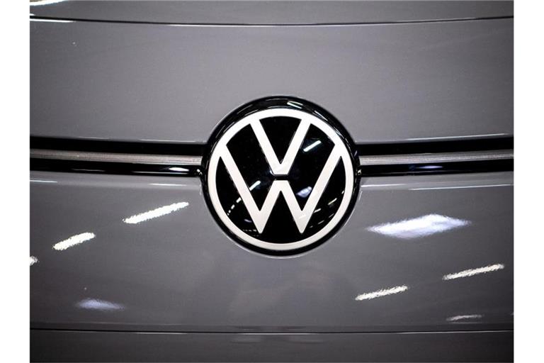 Das Logo von VW steckt am Elektroauto ID.3. Volkswagen will im Markt für E-Autos zum Weltmarktführer werden und damit Konkurrenten wie den US-Konzern Tesla abhängen. Foto: Sina Schuldt/dpa