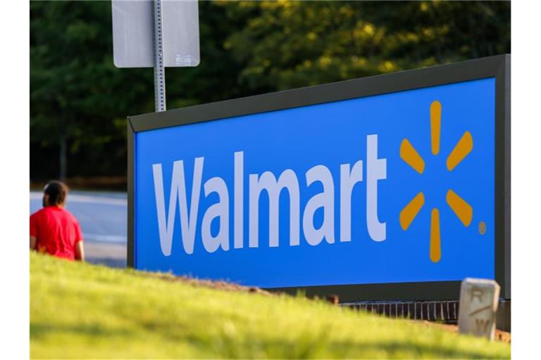 Das Logo von Walmart im Eingangsbereich eines Supermarktes. Foto: Erik S. Lesser/EPA FILE