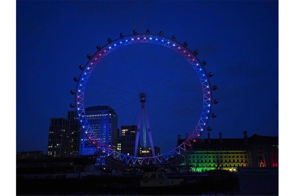 Captain Tom nach Covid-Erkrankung gestorben Das London Eye - Ehrung für Captain Tom. Foto: Aaron Chown/PA Wire/dpa
