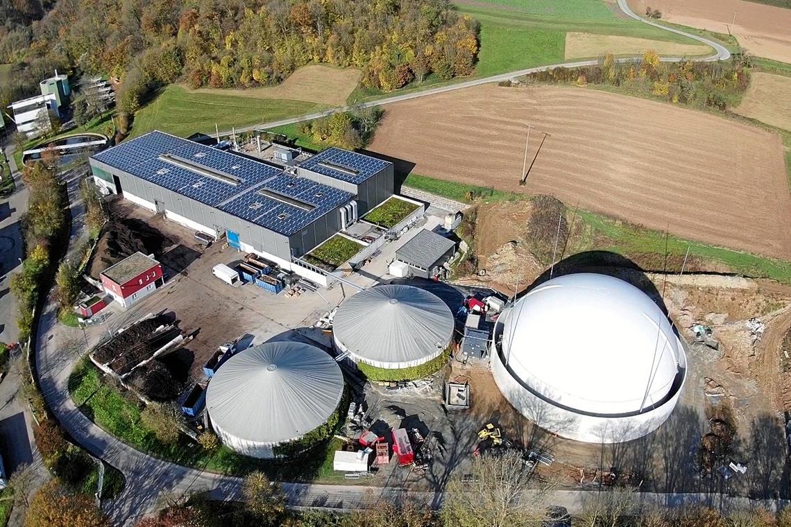 Deponien rüsten klimatechnisch weiter auf Das Luftbild der Biovergärungsanlage Neuschöntal entstand beim Bau des dritten Flüssigdüngerspeichers (rechts mit Rundkuppel). Foto: AWRM