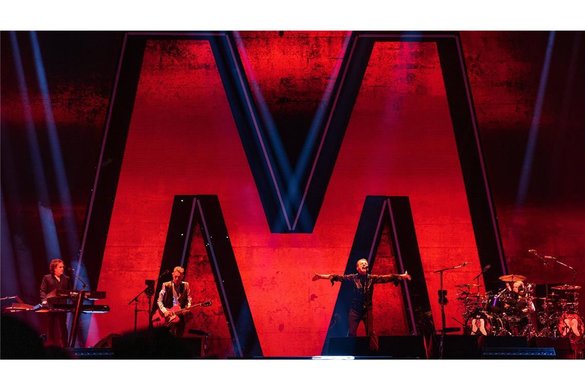 Hypnotischer Tanz mit dem Tod Das „M“ ist das prägende Element des Bühnenbildes auf der jüngsten Tour von Depeche Mode gewesen.