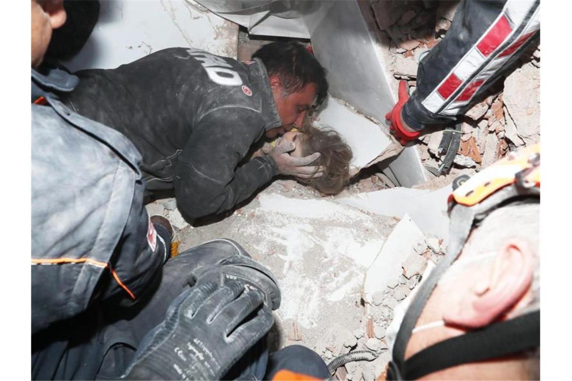 Rettungskräfte beenden Arbeiten nach Erdbeben in Izmir Das Mädchen Ayda Gezgin wurde unter Jubel und Applaus von Rettungskräften geborgen. Foto: Uncredited/AFAD/AP/dpa