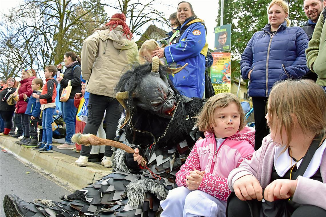 Das Mädchen ist völlig unbeeindruckt von diesem gruselig aussehenden Narren. Fas...