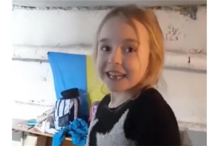 Das Mädchen namens Amelia ist in dem viralen Video in einer Art Keller zu sehen - mutmaßlich ein Versteck vor den russischen Bombardements. Foto: Marta Smekhova/PA Media/dpa