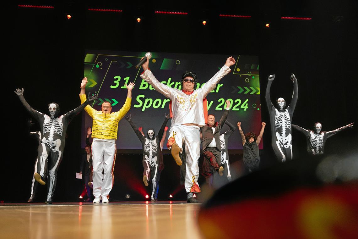 BKZ-Sportlerwahl: Nur eine Entscheidung fällt richtig knapp aus Das Männerballett des Backnanger Karnevals-Clubs lieferte eine Hommage an verstorbene Musikgrößen wie Elvis Presley, Freddie Mercury und einige andere.