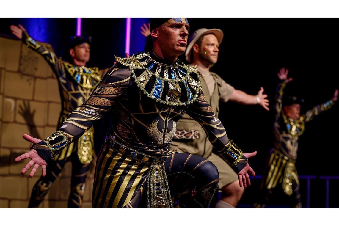 Meisterschaft im Männerballett - Show um Fischfrau gewinnt Das Männerballett "Hopptown Jumping Jacks" zeigt den Tanz "Versiegelt und Vergessen - Das Buch der Offenbarung" bei der Deutschen Meisterschaft im Männerballett und landet damit im Mittelfeld.