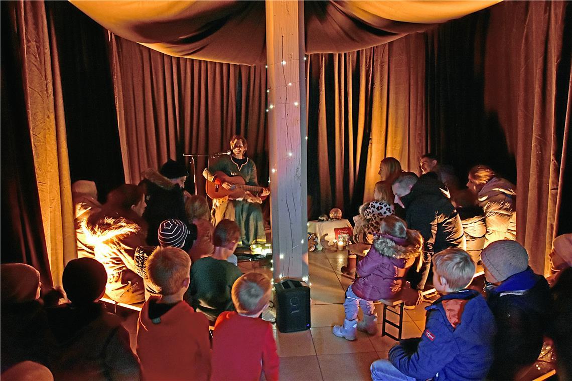 Das Märchenzelt im historischen Rathaus. Weihnachtsmarkt in Backnang 2025. 42. B...