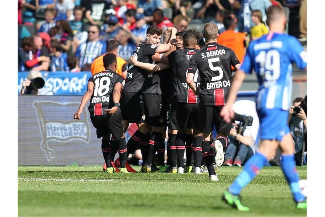 Das Mannschaft von Bayer Leverkusen (l) jubelt über die Champions League. Foto: Andreas Gora